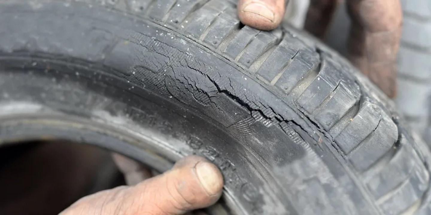 Nguyên nhân gây vết rạn nứt trên lốp ô tô và cách khắc phục